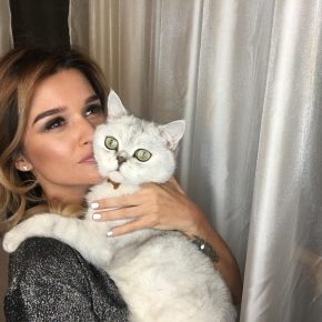 Borodina s mačkou Shanti